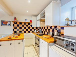 2 Bed in Aberdovey DY015