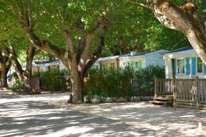 Villages vacances Camping les Fouguieres : photos des chambres