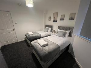 Spacious 4-Bed Bungalow with Games Room & Parking