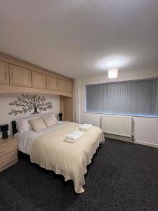 Spacious 4-Bed Bungalow with Games Room & Parking