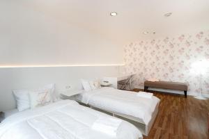 Modern Twin BR Bath & Bathtub Retreat BTS BTB6