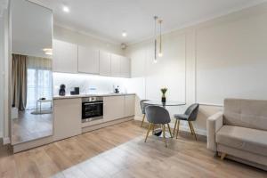 Urban Chic- Mennica Residence - Warsaw Center - For 15 Guests