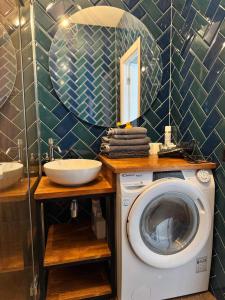 Сучасна студія з гойдалкою в ЖК Енергія