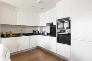New! Panoramic 2BR Flat with Balcony by Royal Docks