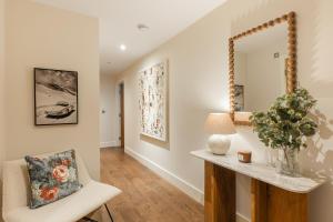 New! Panoramic 2BR Flat with Balcony by Royal Docks