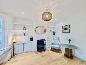 Stunning 4 Bedroom House in Old Windsor Perfect for Families & Groups