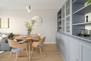 Comfortable Apartment with Parking in Poznań by Noclegi Renters