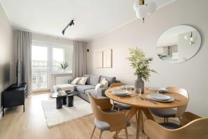 Comfortable Apartment with Parking in Poznań by Noclegi Renters