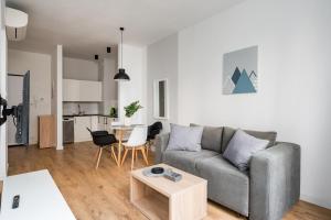 Wola Sławińska Deluxe Apartment by BookingHost