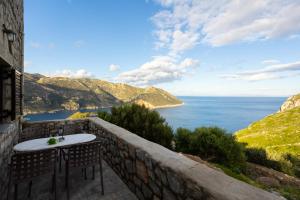 Taenarioum Antico - Mani Stone Tower with Sea View