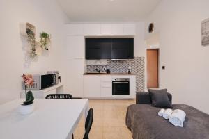 Modern Comfort & Private Patio 5 Min to Metro C