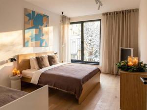 Turnkey I Henrys Tower Apartments