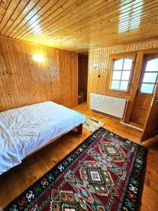 Cabana din Tei, 5 Camere si Semineu, Costisata, Dambovita