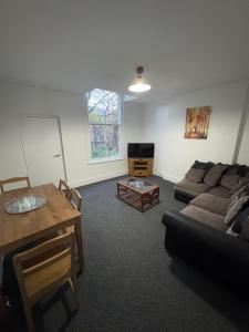 No 3 at MANNERING, LARGE 1 BED NEAR SEFTON PARK AND LARK LANE