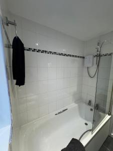 No 3 at MANNERING, LARGE 1 BED NEAR SEFTON PARK AND LARK LANE