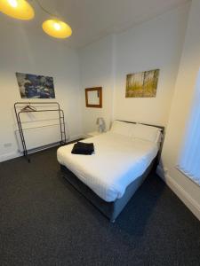 No 3 at MANNERING, LARGE 1 BED NEAR SEFTON PARK AND LARK LANE