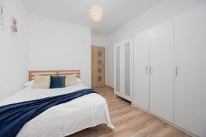 Bright Apartment in Warsaw with Bathtub and Balcony by Noclegi Renters