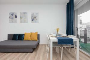 Bright Apartment in Warsaw with Bathtub and Balcony by Noclegi Renters