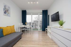 Bright Apartment in Warsaw with Bathtub and Balcony by Noclegi Renters