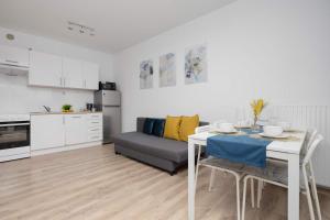 Bright Apartment in Warsaw with Bathtub and Balcony by Noclegi Renters