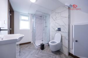 Luxury 9-Bed Contractor Home with Ensuite Rooms