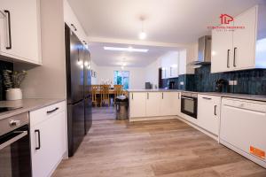 Luxury 9-Bed Contractor Home with Ensuite Rooms