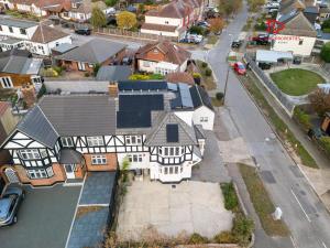 Luxury 9-Bed Contractor Home with Ensuite Rooms