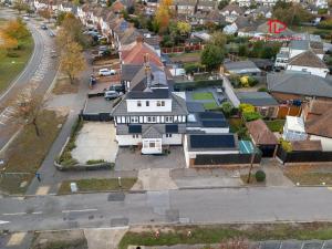 Luxury 9-Bed Contractor Home with Ensuite Rooms