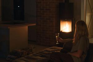 Rumiane pola - stodoła na Mazurach z widokiem na jezioro