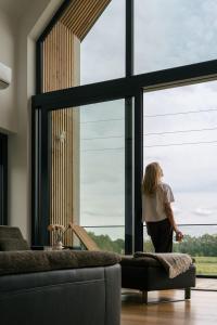 Rumiane pola - stodoła na Mazurach z widokiem na jezioro