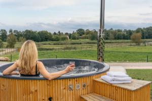 Rumiane pola - stodoła na Mazurach z widokiem na jezioro