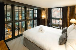 Modern 2 bed home with parking and easy access