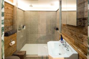 Modern 2 bed home with parking and easy access