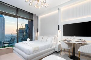 Modern Studio Canal & Pool View Business Bay