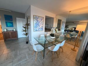 Premium 2-bedroom Condo in adorable Kona - Walk to Beaches Shops & Restaurants - Booking FAST