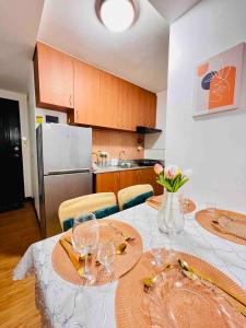 PAID AirprtPck-up WrkNrelax 2TV with Netflx