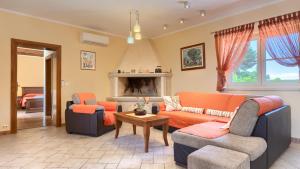 Rustic villa Stancija Martina with pool in Tinjan