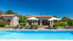 Rustic villa Stancija Martina with pool in Tinjan