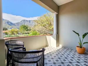 Stylish 2 Bed Apartment in Trendy Tamboerskloof