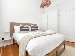 Stylish 2 Bed Apartment in Trendy Tamboerskloof