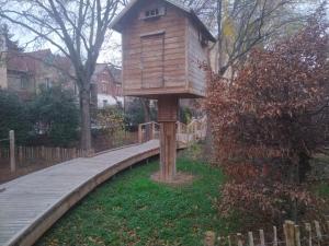 Appartement familiale face à un square arboré