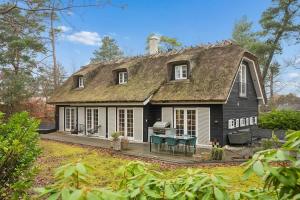 Beach Access Holiday Home in Hornbaek