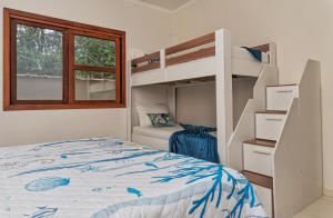 400 m te Separam das Areias da Praia de Boraceia, casa com piscina aquecida para ate 12 pessoas