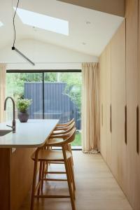 Elegant 4-Bed Townhouse Private Garden Parking