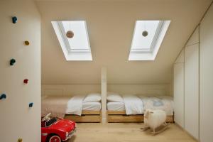 Elegant 4-Bed Townhouse Private Garden Parking