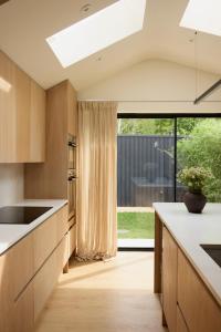 Elegant 4-Bed Townhouse Private Garden Parking