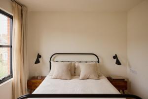 Elegant 4-Bed Townhouse Private Garden Parking