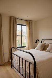 Elegant 4-Bed Townhouse Private Garden Parking