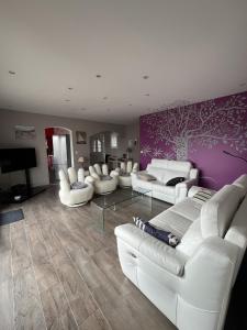 Villa Oyala avec piscine, spacieuse et de qualite