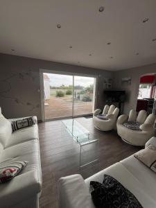 Villa Oyala avec piscine, spacieuse et de qualite